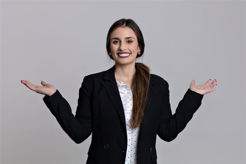 Julia Candal, fundadora da Weltrix Ads, de braços abertos